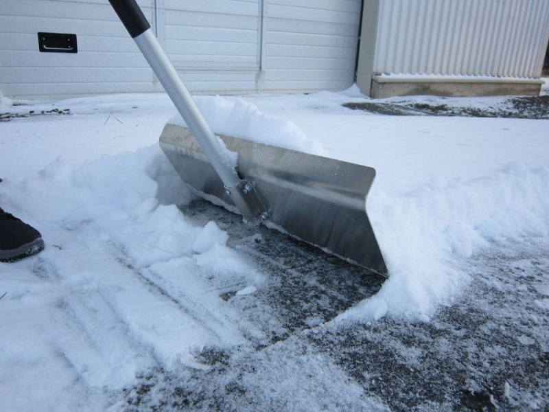 Ручной скрепер для уборки снега Fiskars